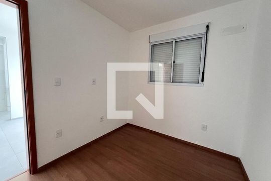 Quarto 01 de apartamento para alugar com 2 quartos, 42m² em Taquara, Rio de Janeiro