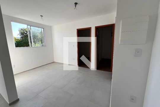Sala de apartamento para alugar com 2 quartos, 42m² em Taquara, Rio de Janeiro