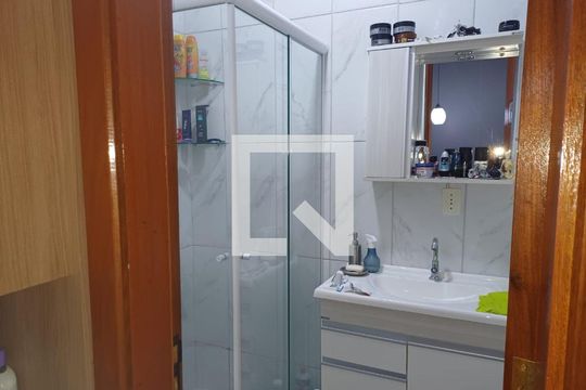Banheiro de casa à venda com 2 quartos, 45m² em Hípica, Porto Alegre