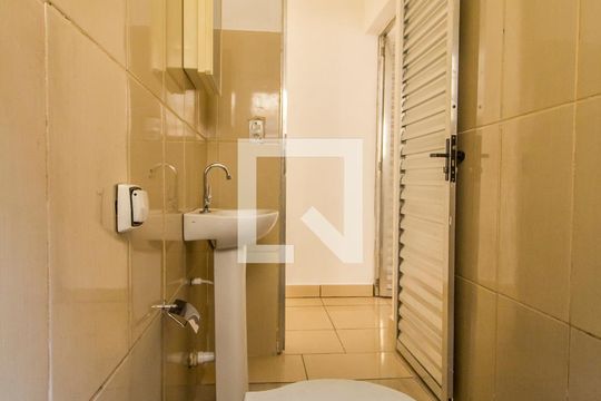 Banheiro de casa para alugar com 1 quarto, 30m² em Vila Jussara, Carapicuíba