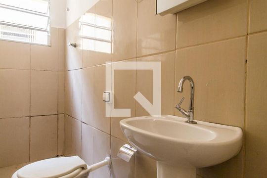Banheiro de casa para alugar com 1 quarto, 30m² em Vila Jussara, Carapicuíba
