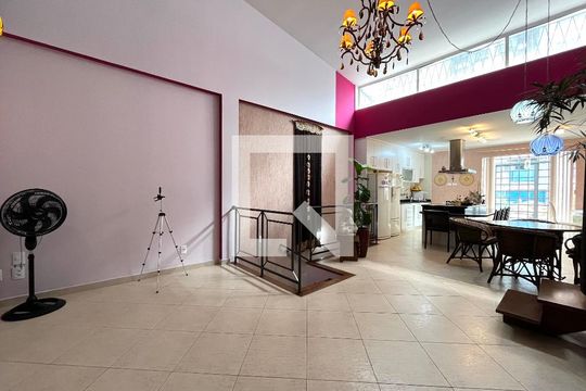 Sala de casa à venda com 4 quartos, 234m² em Mirandópolis, São Paulo