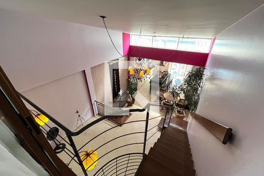 Escada de casa à venda com 4 quartos, 234m² em Mirandópolis, São Paulo