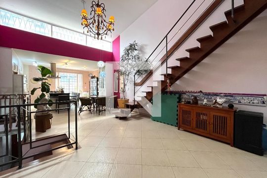 Casa à venda com 4 quartos, 234m² em Mirandópolis, São Paulo