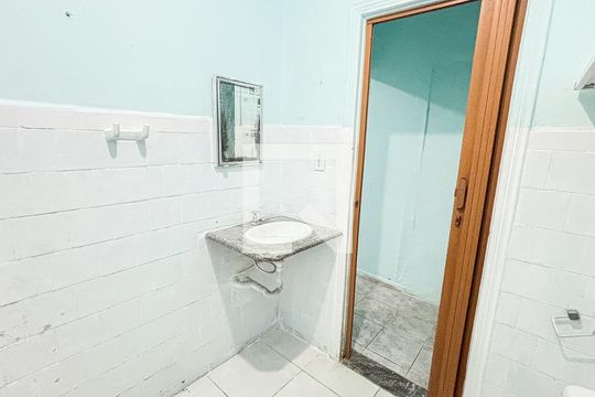 Banheiro de kitnet/studio para alugar com 1 quarto, 15m² em Vila Bela Vista, Santo André