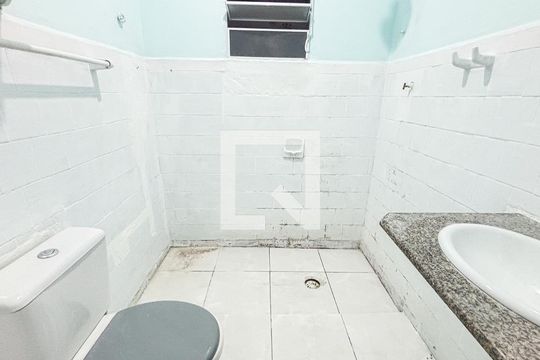 Banheiro de kitnet/studio para alugar com 1 quarto, 15m² em Vila Bela Vista, Santo André