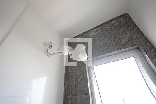Banheiro de kitnet/studio para alugar com 1 quarto, 25m² em Vila Santo Estefano, São Paulo