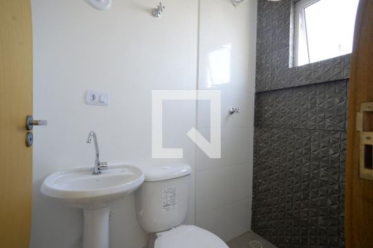 Banheiro de kitnet/studio para alugar com 1 quarto, 25m² em Vila Santo Estefano, São Paulo