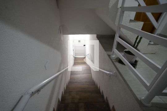Escada de Acesso de kitnet/studio para alugar com 1 quarto, 25m² em Vila Santo Estefano, São Paulo