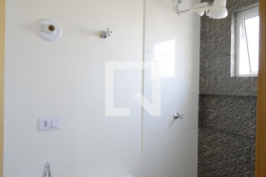 Banheiro de kitnet/studio para alugar com 1 quarto, 25m² em Vila Santo Estefano, São Paulo
