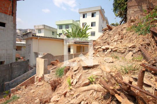 Fundos de casa à venda com 2 quartos, 480m² em Santa Efigênia, Belo Horizonte
