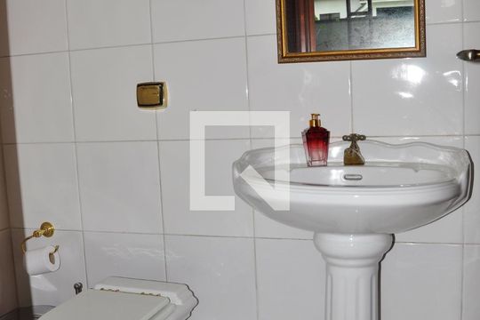Banheiro do Hall de entrada de casa à venda com 5 quartos, 570m² em City América, São Paulo