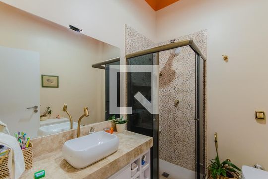 Banheiro Social de casa à venda com 3 quartos, 214m² em Vila Monumento, São Paulo