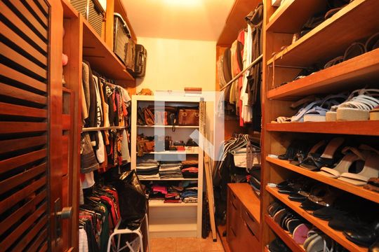 Closet de casa à venda com 4 quartos, 454m² em Vila Mazzei, São Paulo