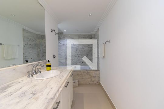 Banheiro da Suíte 1 de apartamento para alugar com 2 quartos, 150m² em Santana, São Paulo