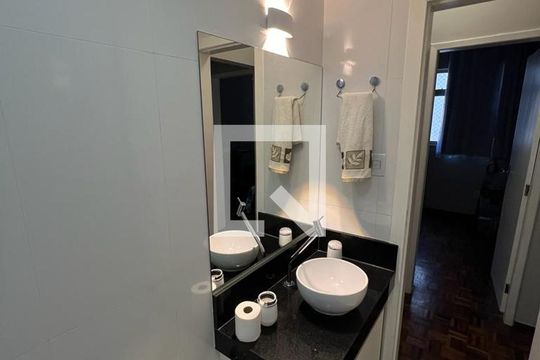 Banheiro de apartamento para alugar com 3 quartos, 80m² em João Pinheiro, Belo Horizonte