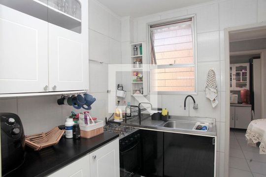 Cozinha + Área de Serviço + Despensa de apartamento para alugar com 2 quartos, 71m² em Azenha, Porto Alegre