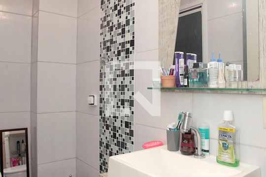 Banheiro de apartamento para alugar com 2 quartos, 71m² em Azenha, Porto Alegre