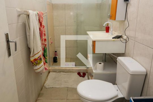 Banheiro de apartamento à venda com 1 quarto, 57m² em Santo Antônio, Porto Alegre