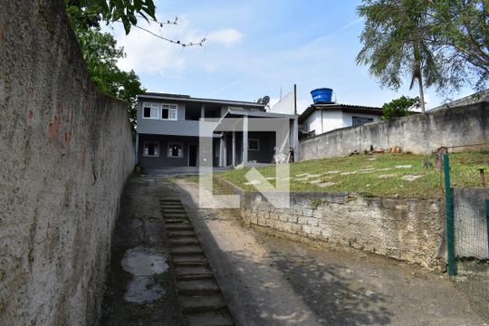 Quintal de casa para alugar com 3 quartos, 150m² em Santa Cândida, Curitiba