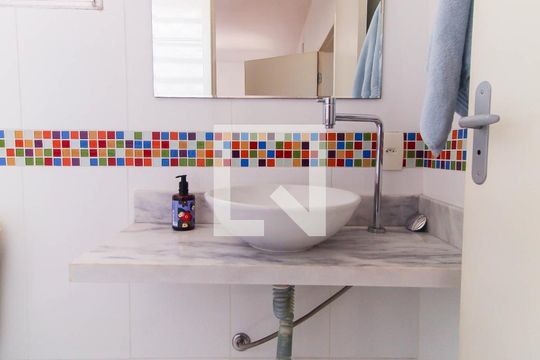 Banheiro da Suíte 1 de casa à venda com 3 quartos, 349m² em Vila Bertioga, São Paulo
