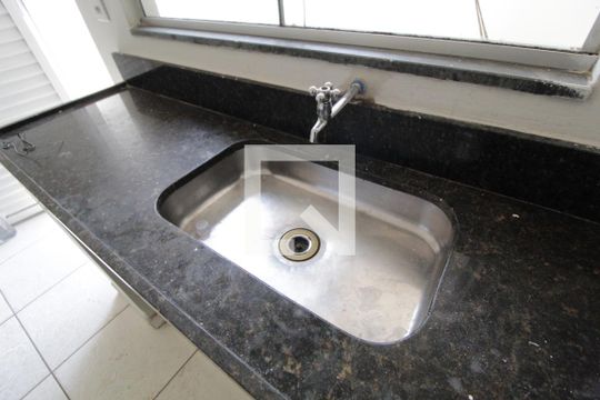 Cozinha de casa para alugar com 2 quartos, 70m² em Presidente Roosevelt, Uberlândia