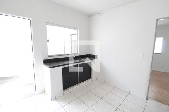 Cozinha de casa para alugar com 2 quartos, 70m² em Presidente Roosevelt, Uberlândia