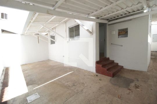Garagem de casa para alugar com 2 quartos, 70m² em Presidente Roosevelt, Uberlândia