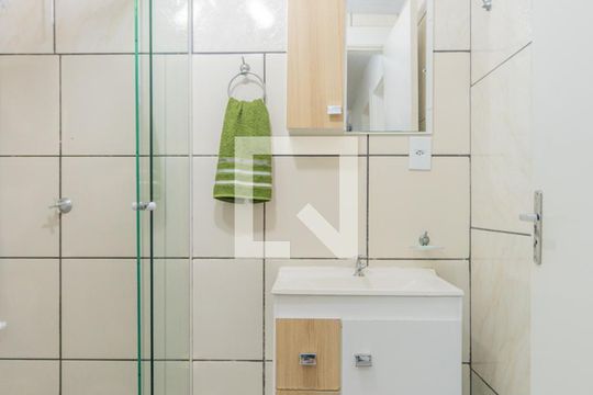 Banheiro de apartamento à venda com 2 quartos, 42m² em Glória, Porto Alegre