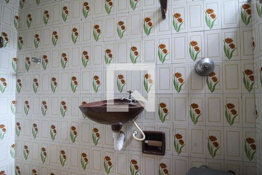 Banheiro de serviço de apartamento para alugar com 3 quartos, 112m² em Santa Rosa, Niterói