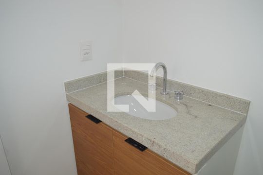 Banheiro de kitnet/studio para alugar com 1 quarto, 21m² em Vila Firmiano Pinto, São Paulo