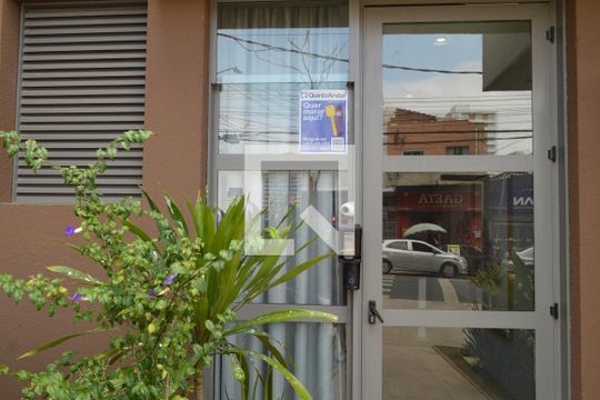 Fachada + Plaquinha de kitnet/studio para alugar com 1 quarto, 21m² em Vila Firmiano Pinto, São Paulo