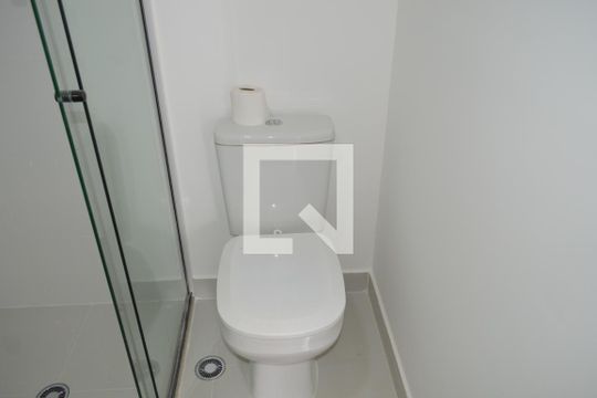 Banheiro de kitnet/studio para alugar com 1 quarto, 21m² em Vila Firmiano Pinto, São Paulo