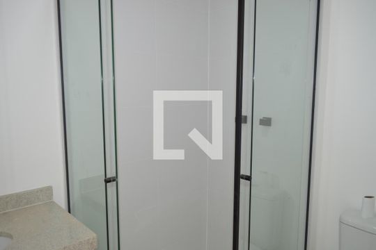 Banheiro de kitnet/studio para alugar com 1 quarto, 21m² em Vila Firmiano Pinto, São Paulo
