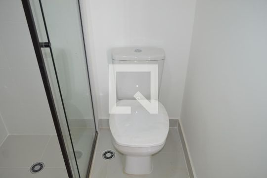 Banheiro de kitnet/studio para alugar com 1 quarto, 21m² em Vila Firmiano Pinto, São Paulo
