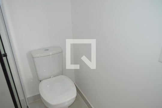 Banheiro de kitnet/studio para alugar com 1 quarto, 21m² em Vila Firmiano Pinto, São Paulo