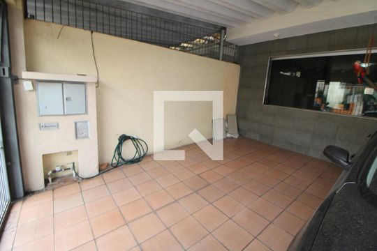 Garagem de casa à venda com 3 quartos, 250m² em Vila Dionisia, São Paulo