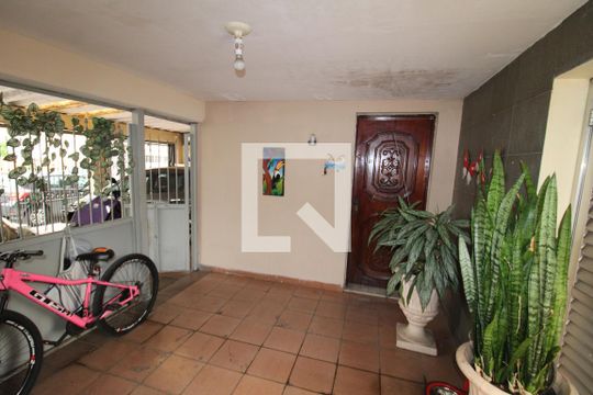 Garagem de casa à venda com 3 quartos, 250m² em Vila Dionisia, São Paulo