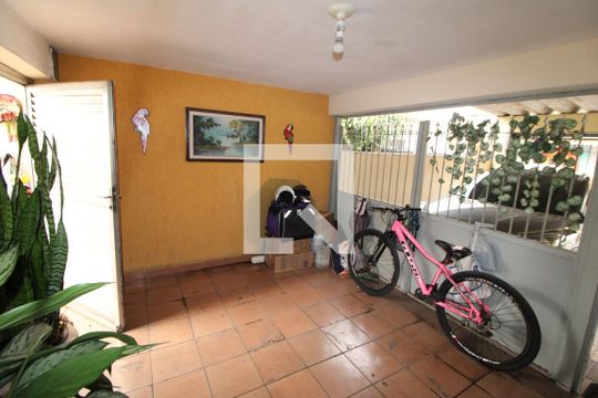 Garagem de casa à venda com 3 quartos, 250m² em Vila Dionisia, São Paulo