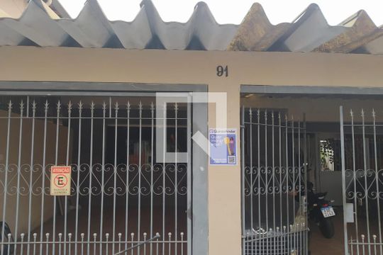 Fachada de casa à venda com 3 quartos, 250m² em Vila Dionisia, São Paulo