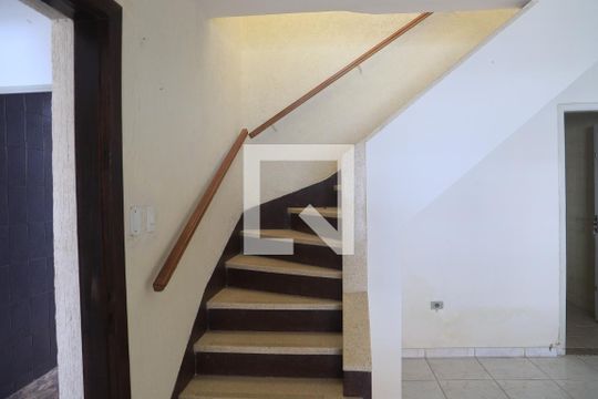 Escadas de casa para alugar com 5 quartos, 124m² em Vila Clementino, São Paulo