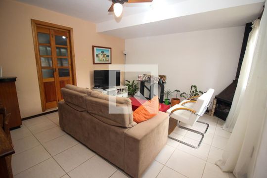 Casa à venda com 4 quartos, 198m² em Camaquã, Porto Alegre
