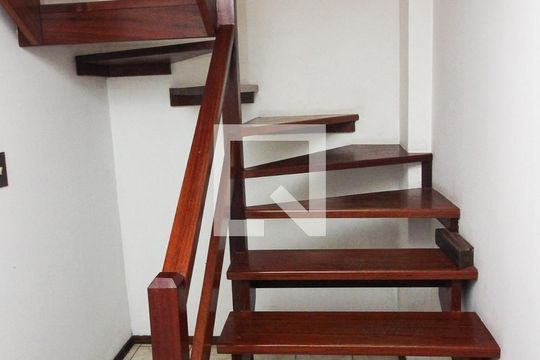 Escada de casa à venda com 4 quartos, 198m² em Camaquã, Porto Alegre