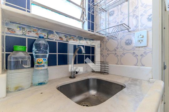 Cozinha de kitnet/studio para alugar com 1 quarto, 23m² em República, São Paulo