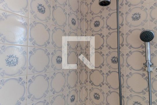 Banheiro de kitnet/studio para alugar com 1 quarto, 23m² em República, São Paulo