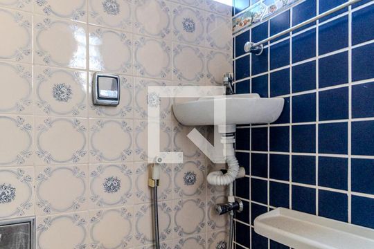 Banheiro de kitnet/studio para alugar com 1 quarto, 23m² em República, São Paulo