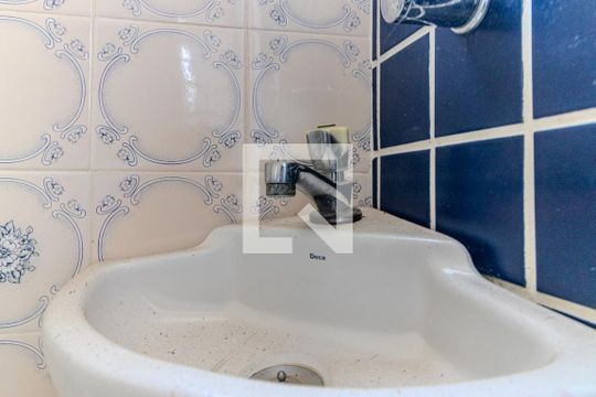 Banheiro de kitnet/studio para alugar com 1 quarto, 23m² em República, São Paulo