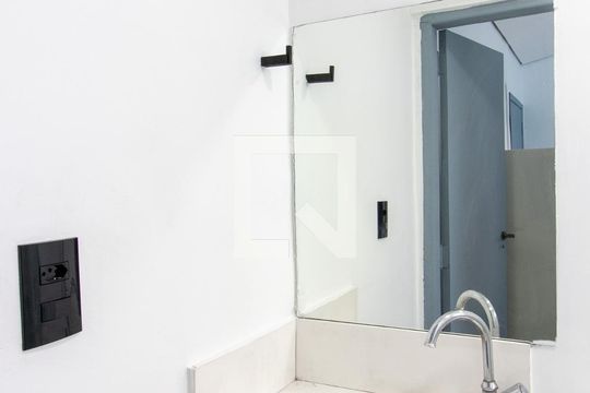 Banheiro de kitnet/studio para alugar com 1 quarto, 20m² em Centro, Campinas