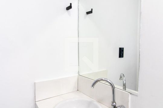 Banheiro de kitnet/studio para alugar com 1 quarto, 20m² em Centro, Campinas