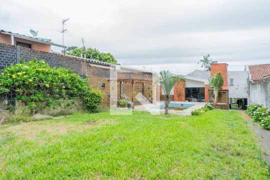 Quintal de casa à venda com 3 quartos, 300m² em Guarujá, Porto Alegre